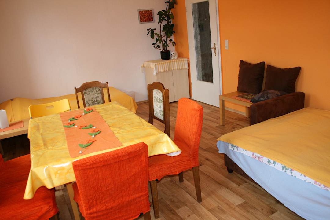 Wohnung 1 Wohnzimmer Couch ausgeklappt umgeräumt Ferienwohnung Gut Geschlafen