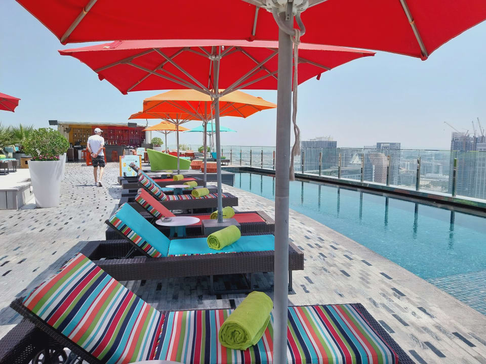 Pool Andaz Capital Gate Abu Dhabi - a concept by Hyatt