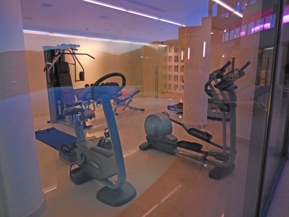 Fitnessraum mit Panoramablick nach draußen Lindos Blu, Luxury Hotel & Suites - Adults only