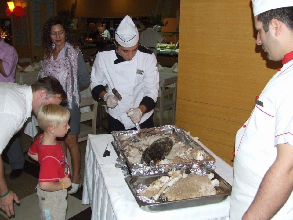 Befreiung eines Fisch aus der Salzkruste Can Garden Resort