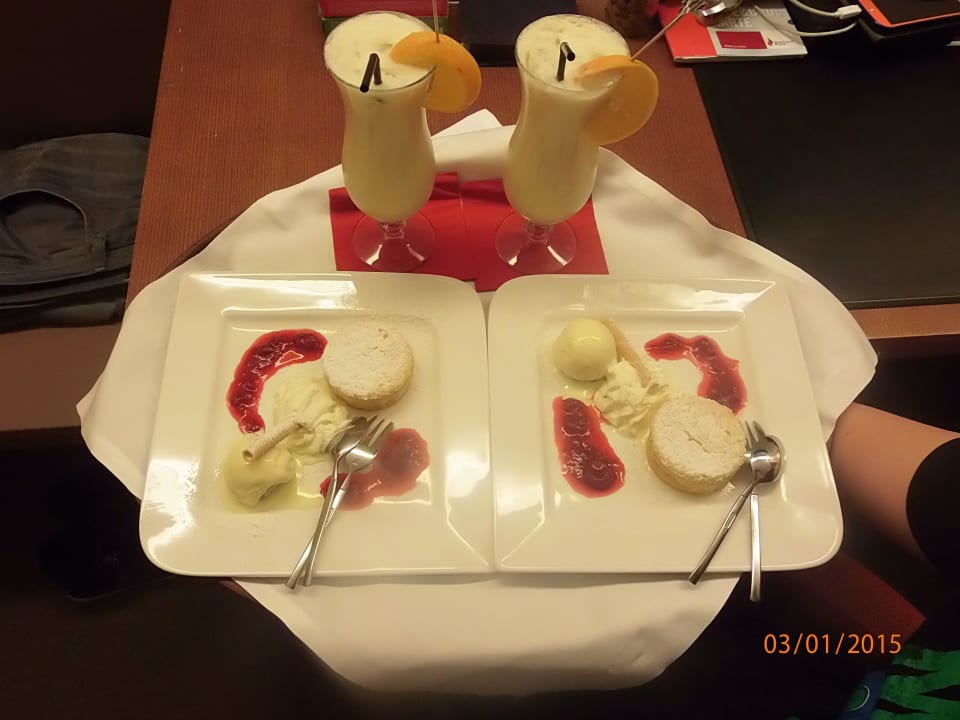 Cocktail, Topfensouffle mit  Vanilleeis u. Sauce Hotel Christkindlwirt