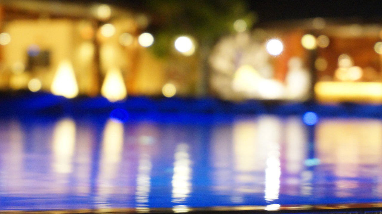 Pool bei Nacht Centara Ras Fushi Resort & Spa Maldives