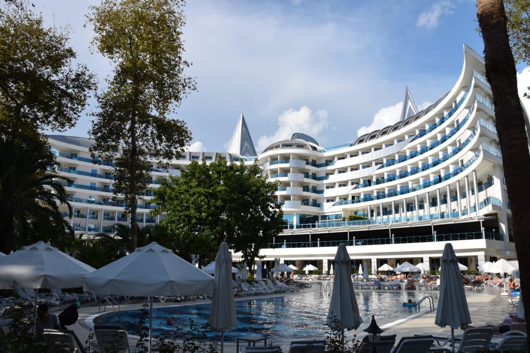 Poolbereich mit Blick auf das Delphin Platinum Hotel Botanik Platinum