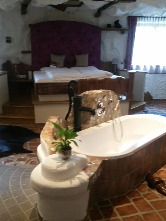Bett mit freistehender Wanne Bergergut - Das Genießerhotel für Paare