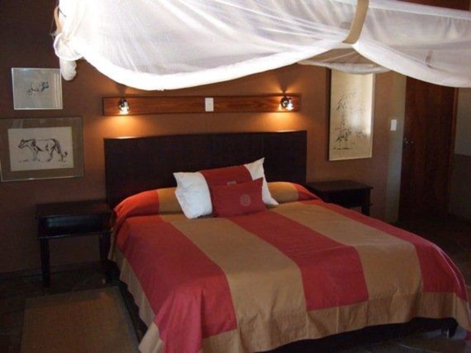 Doppelbett mit Moskitonetz Hotel Mushara Lodge