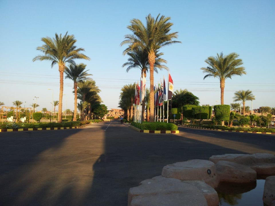 Zufahrt zum Hotel Pickalbatros Alf Leila Wa Leila Resort - Neverland Hurghada