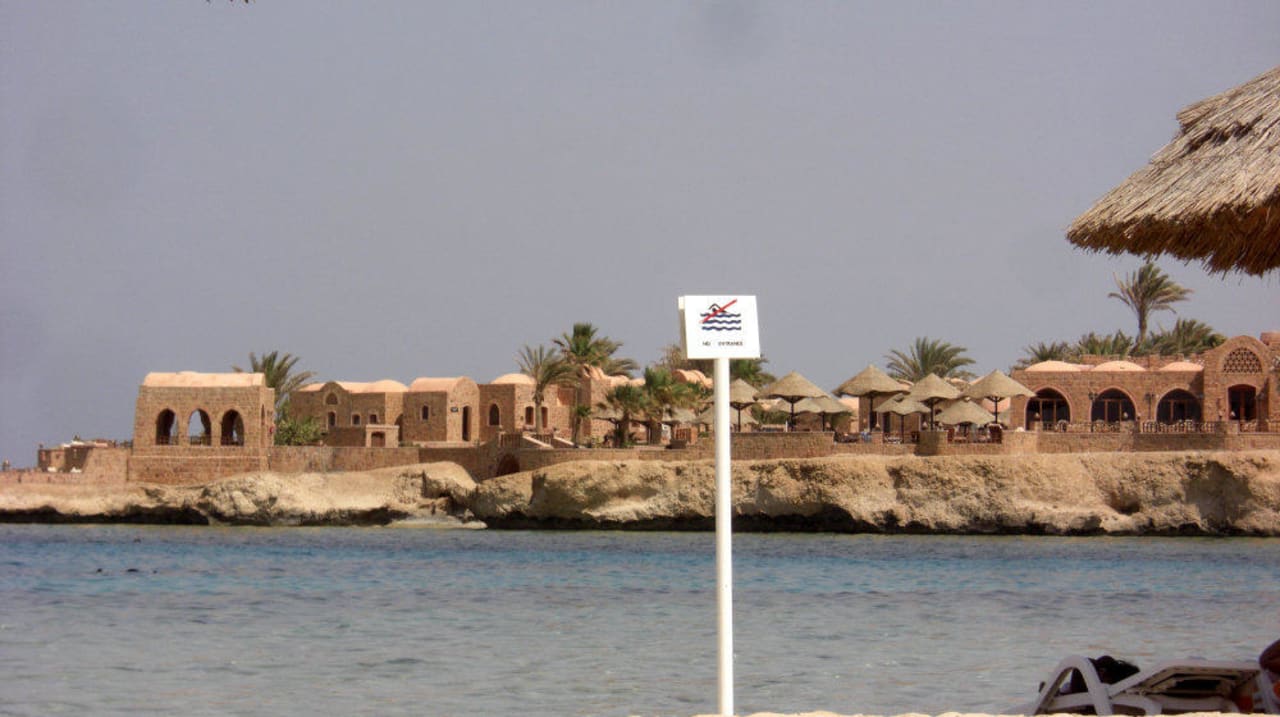 Top of the rock Bar (ganz links) Mövenpick Resort El Quseir