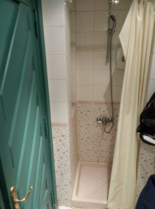 Sehr kleine Dusche. JAZ Neo Naama Bay