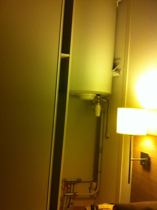 Der beschriebene Wasserboiler im Schrank Hotel Residhome Genève Prévessin Le Carré d'Or