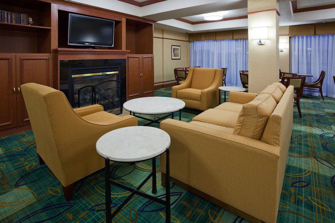 Breakfast sitting area Hotel Holiday Inn Express & Suites New Berlin