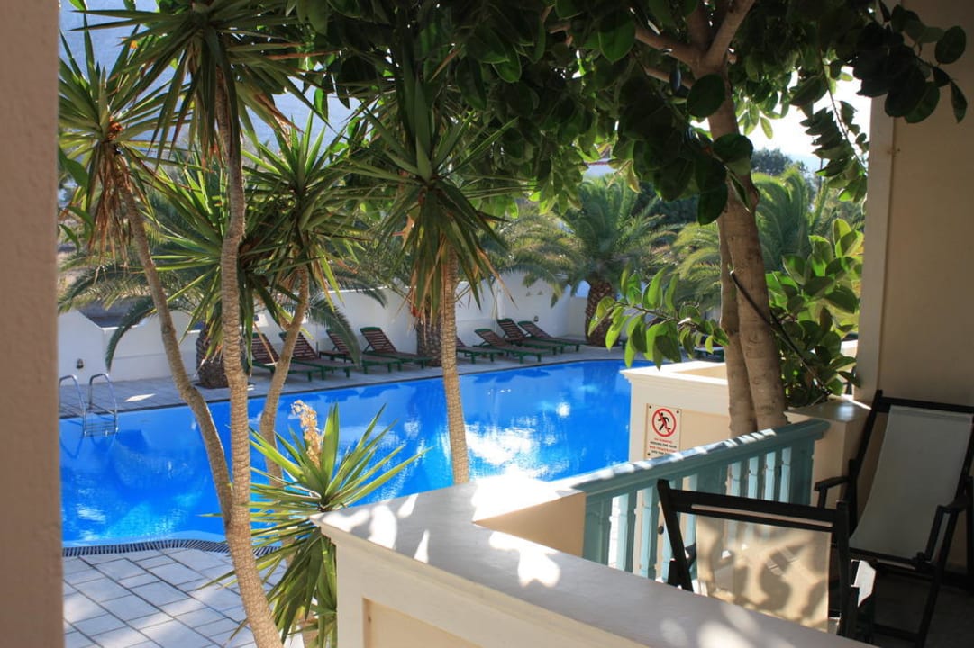 Blick von der Terrasse zum Pool Hotel Strogili