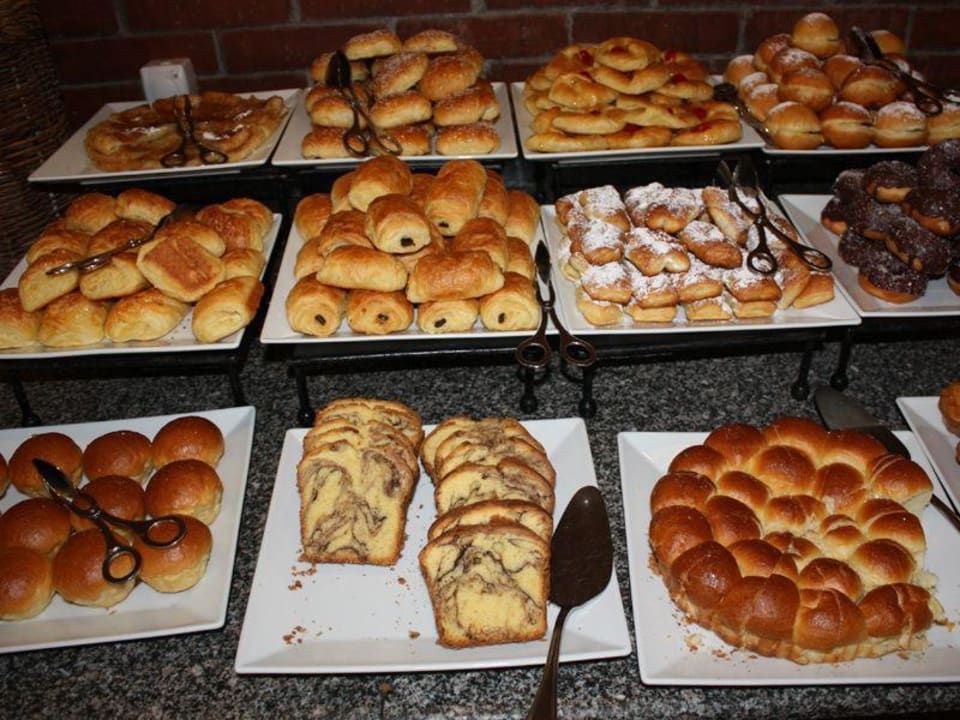 Rießen Auswahl an Süßen Brotchen Radisson Blu Resort, El Quseir