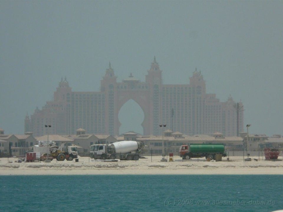Blick vom Zimmer auf die Palme - Hotel Atlantis Le Meridien Mina Seyahi Beach Resort & Waterpark