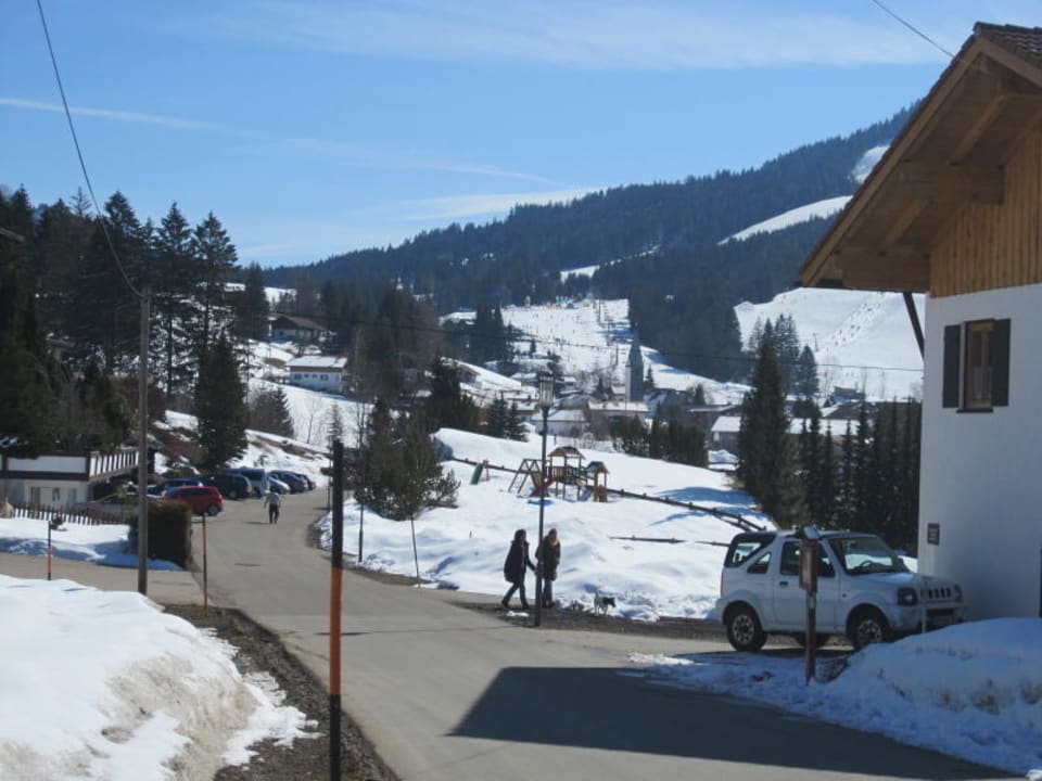 Blick über das Hotel zur Piste Berghotel Tirol