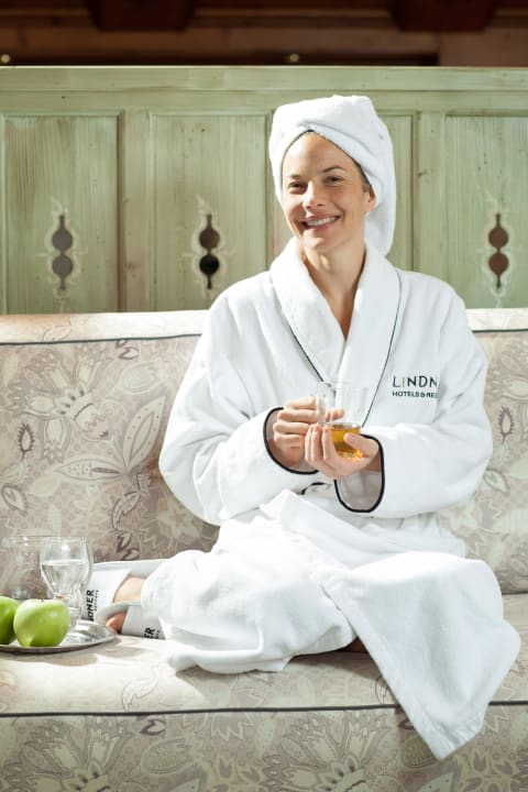 Bergwiesen Wellness auf 900m² Parkhotel Oberstaufen