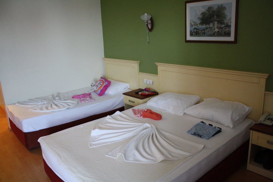 Unser Zimmer mit 3 Betten Hane Family Resort