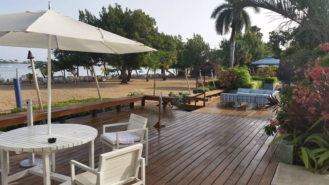 Blick auf die Raucherecke Couples Negril - Adults only
