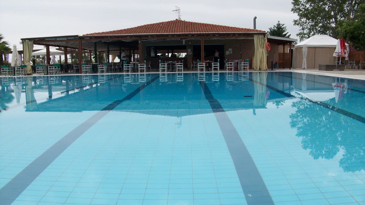 Pool mit Poolbar alltoura Club Hotel Poseidon Palace