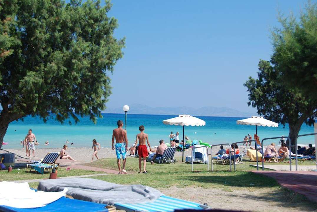 Widok z basenu na plażę Doreta Beach Resort & Spa