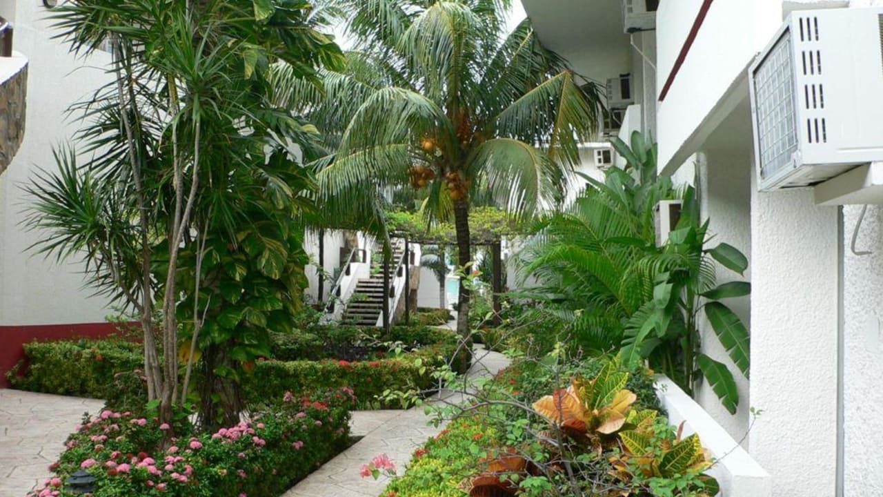 Hotel- und Gartenanlge (Innenhof) Hotel Los Cocos