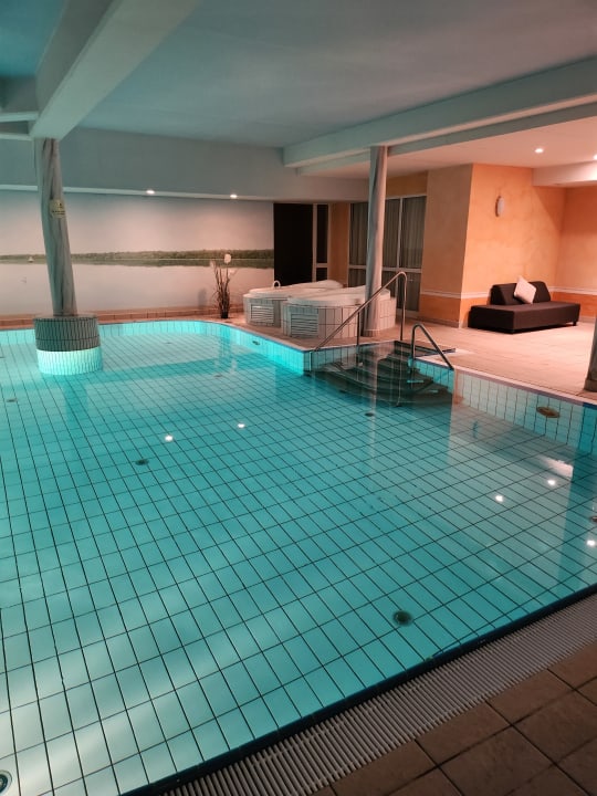 Pool Seehotel Schloss Klink