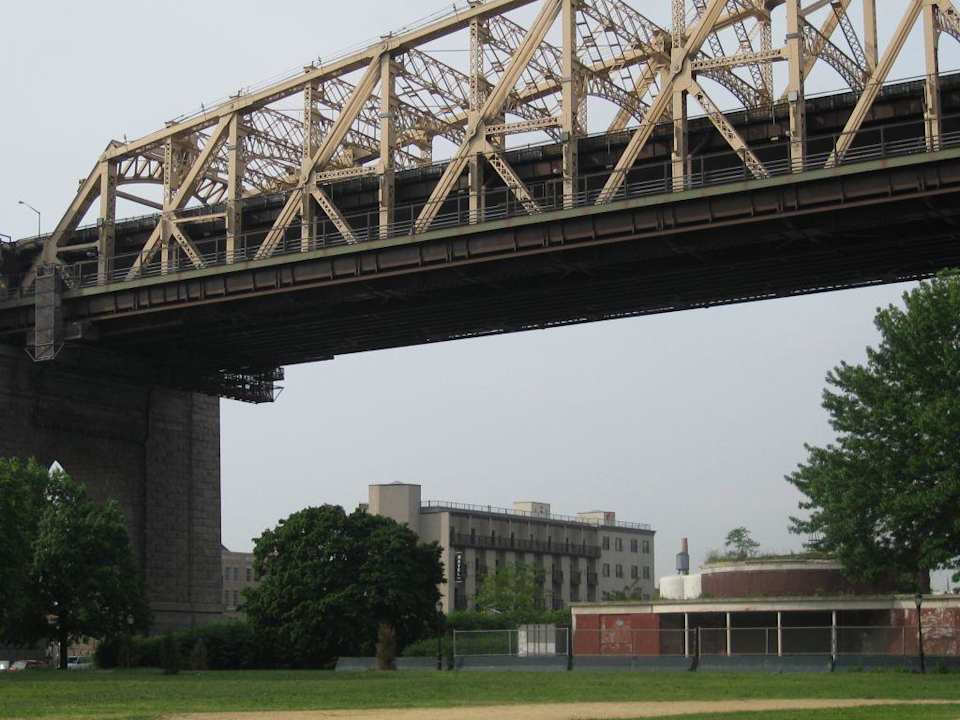 Die Queensborobrücke und das Ravel Hotel Ravel Hotel