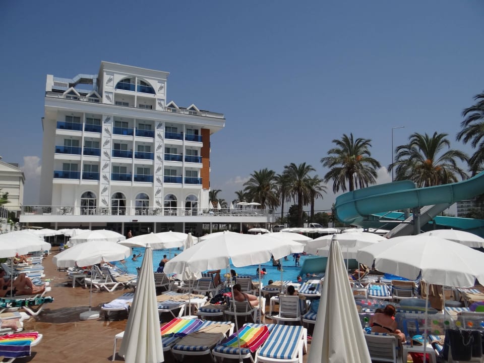 Basen Palm World Side Resort & Spa