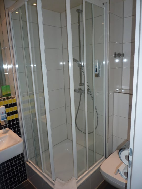 Dusche MEININGER Hotel Frankfurt/Main Airport