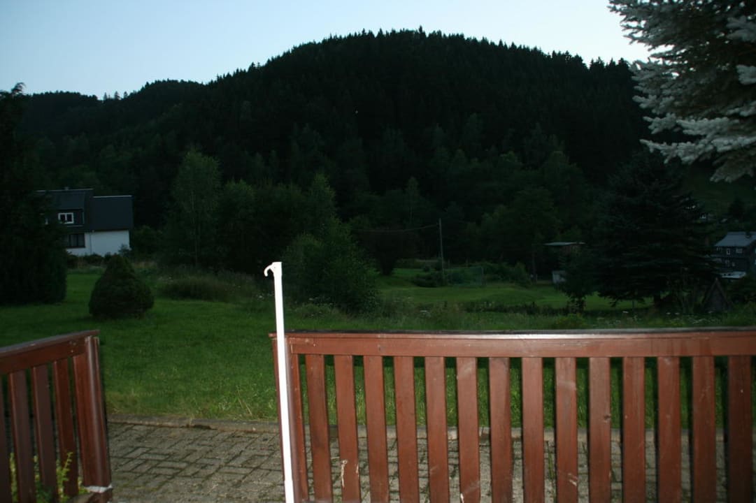 Ausblick von Terrasse in Garten Berghotel Mellenbach