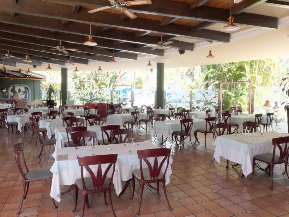 Restaurantbereich im Freien Suites & Villas by Dunas