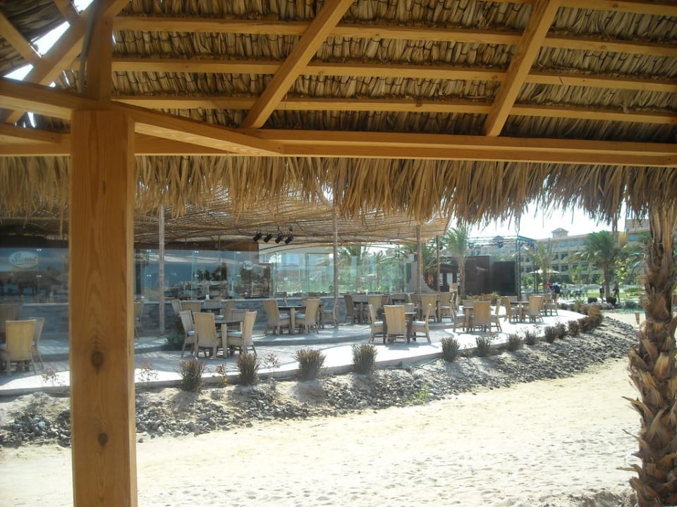 Widok na restauracje przy plaży Amwaj Beach Club Abu Soma Resort
