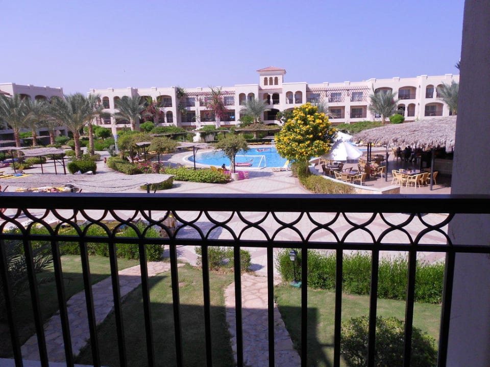 Blick vom Zimmer auf den Pool Jaz Mirabel Park & Club