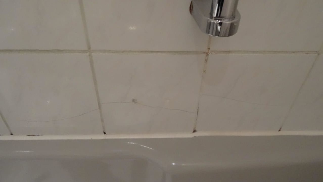 Bad geplatzte Fliesen Leonardo Hotel Düsseldorf Airport - Ratingen