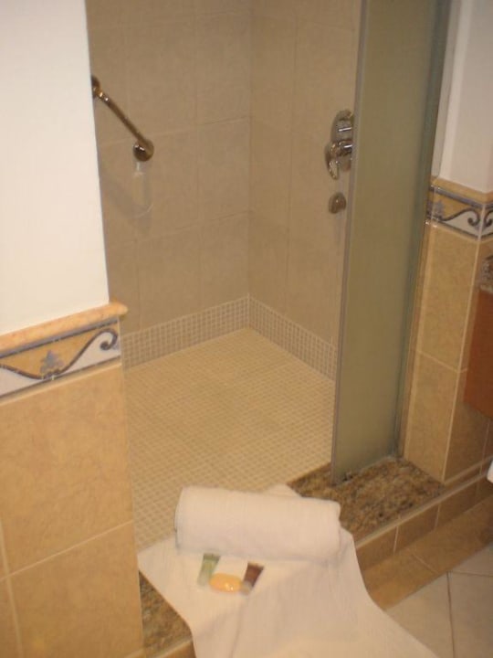 Großes Bad Hotel Le Meridien Al Aqah Beach Resort