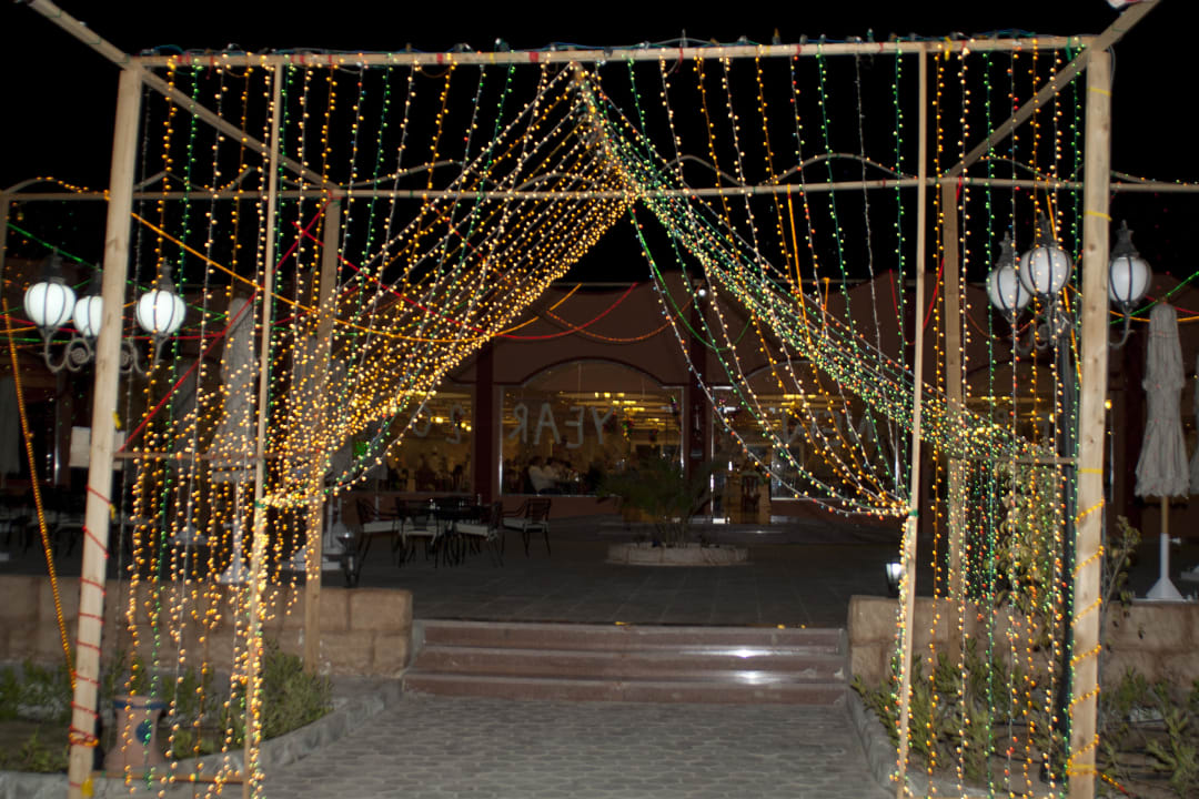 Der Weg zum Speisesaal Three Corners Happy Life Beach Resort