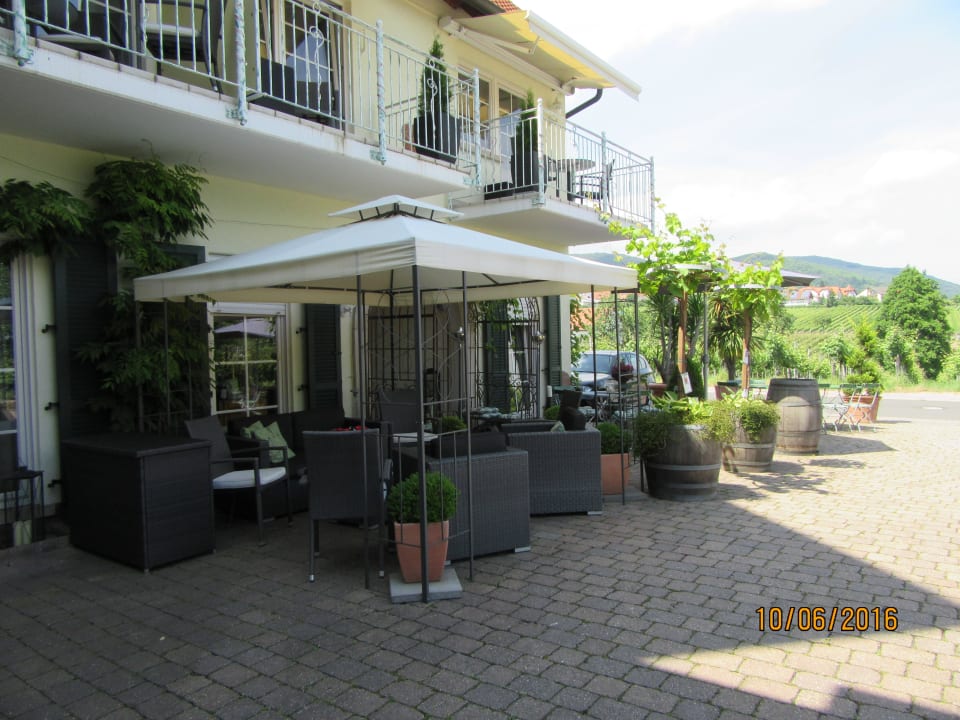 Sitzplatz vor dem Haus Wein-gut-Hotel Landhaus Christmann