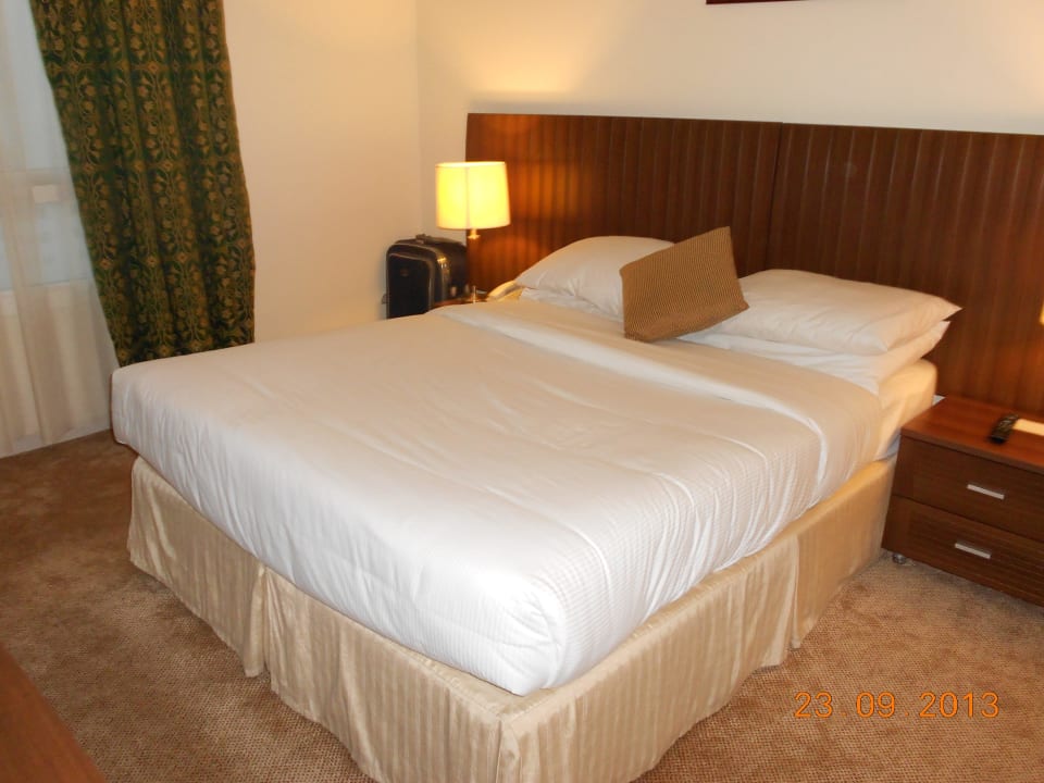 Schlafzimmer Ramada by Wyndham Beach Hotel Ajman