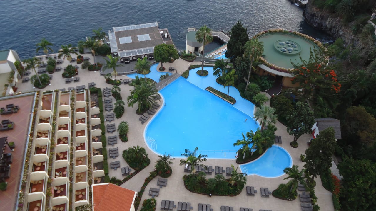 Blick aus der 18. Etage auf den Gartenpool Pestana Carlton Madeira