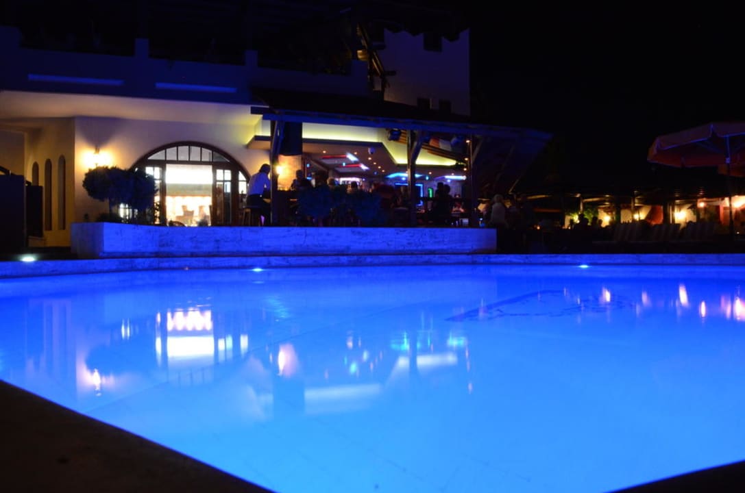 Nächtliche Ansicht des Pools und der Bar Gaia Garden Hotel