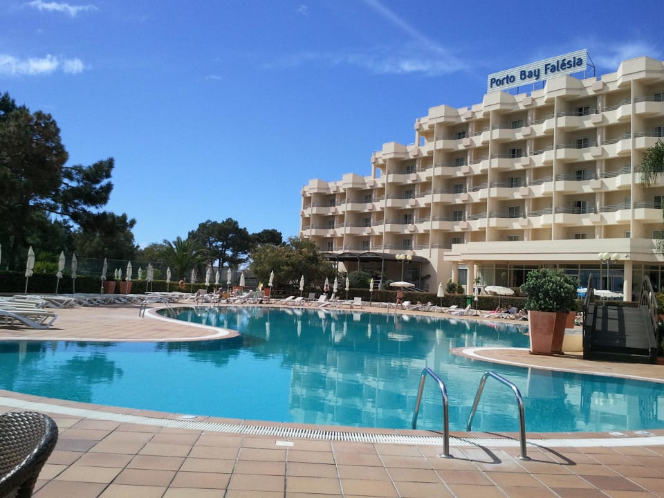Pool und Blick auf das Hotel PortoBay Falésia