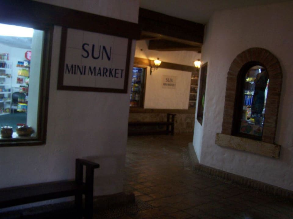 Eingang zu den Geschäften sowie der Reiseleitung Sunscape Puerto Plata