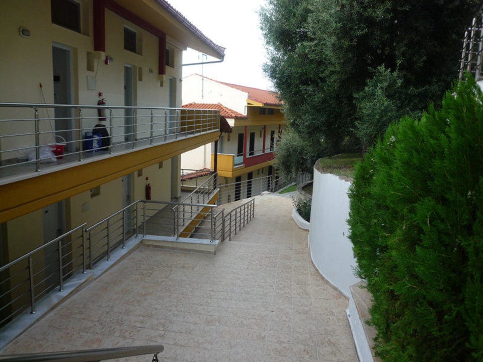 Auf den Weg ins Restaurant. Lagomandra Hotel & Spa