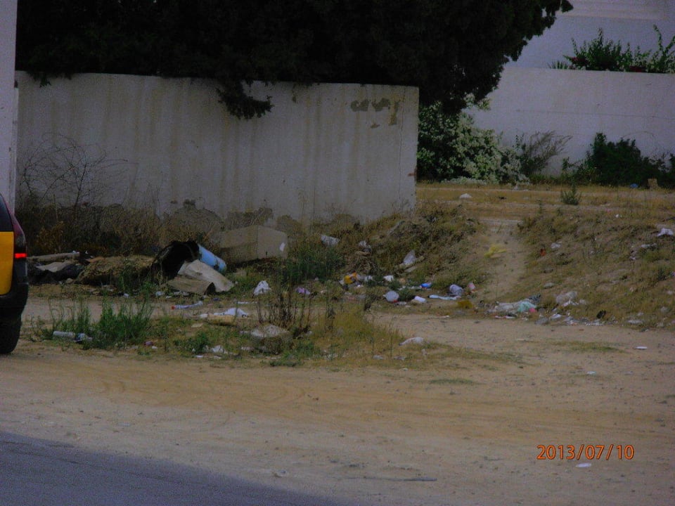 Müll vor dem Hotel Hotel El Mouradi Skanes Beach