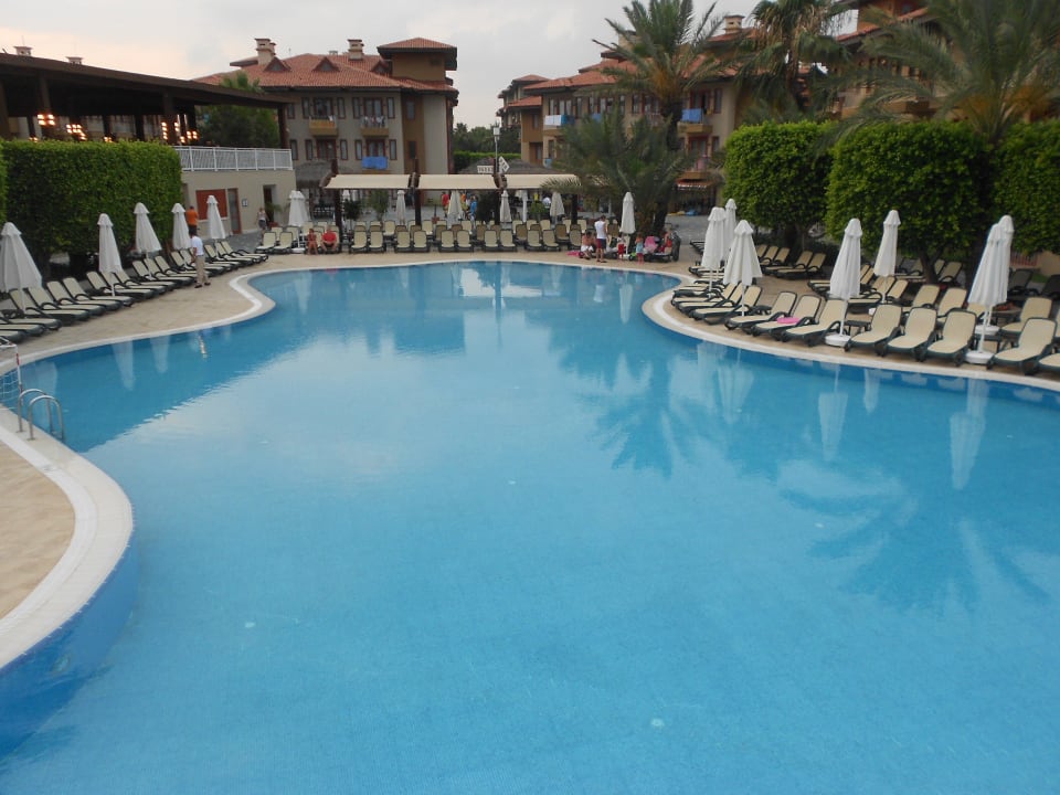 Hauptpool Club Grand Side