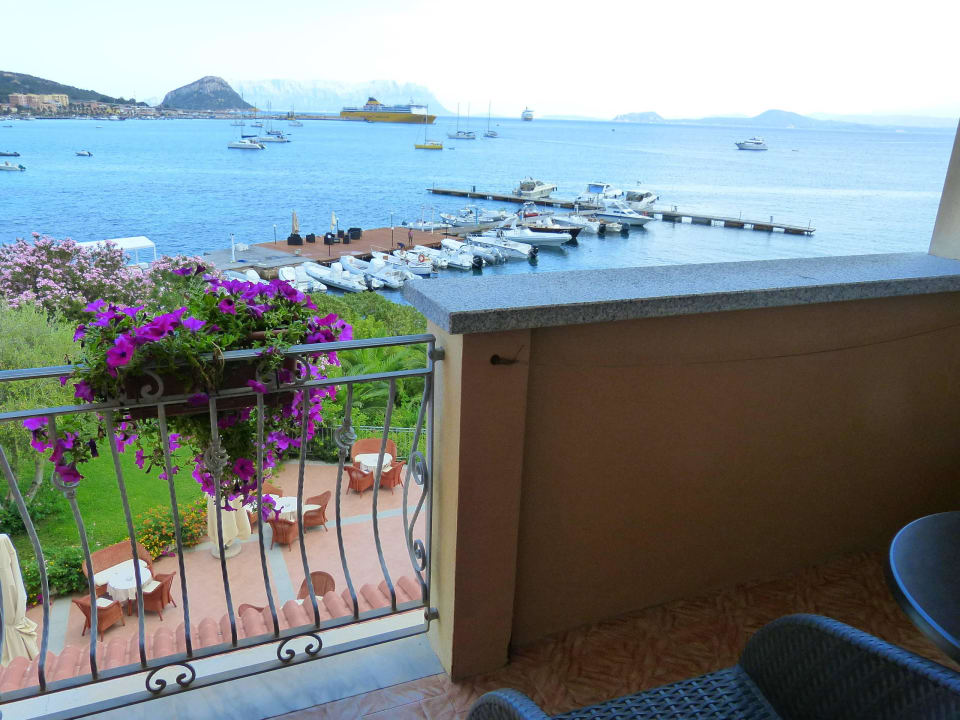 Blick vom Balkon auf die Bucht von Arranci Gabbiano Azzurro Hotel & Suites