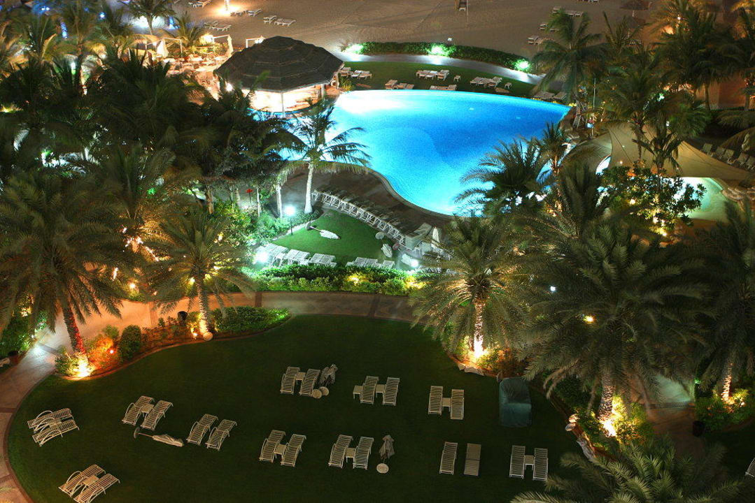 Pool bei Nacht! Le Meridien Mina Seyahi Beach Resort & Waterpark