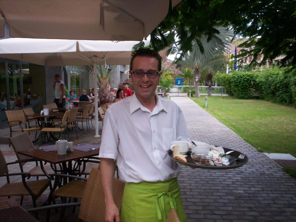 Ein Kellner beim abräumen der Tische LIVVO Costa Taurito