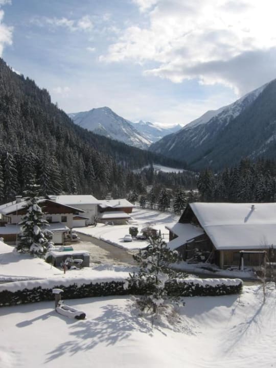 Ausblick vom Zimmer auf die Stubaier Alpen Hotel Bergcristall