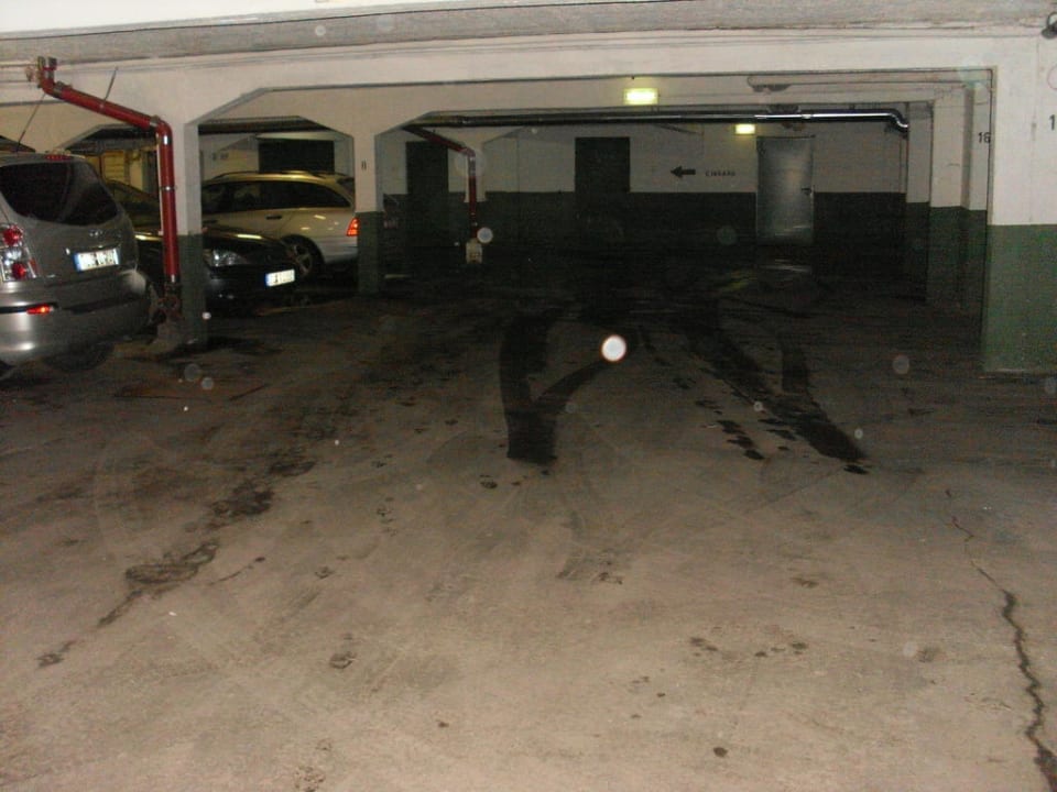 Parkhaus im Hotel, klein und dunkel. St.Joseph Hotel Hamburg St.Pauli Kiez Reeperbahn