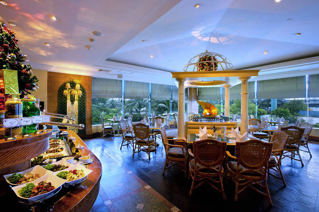 92 cafe International buffet  Golden Tulip Sovereign Hotel